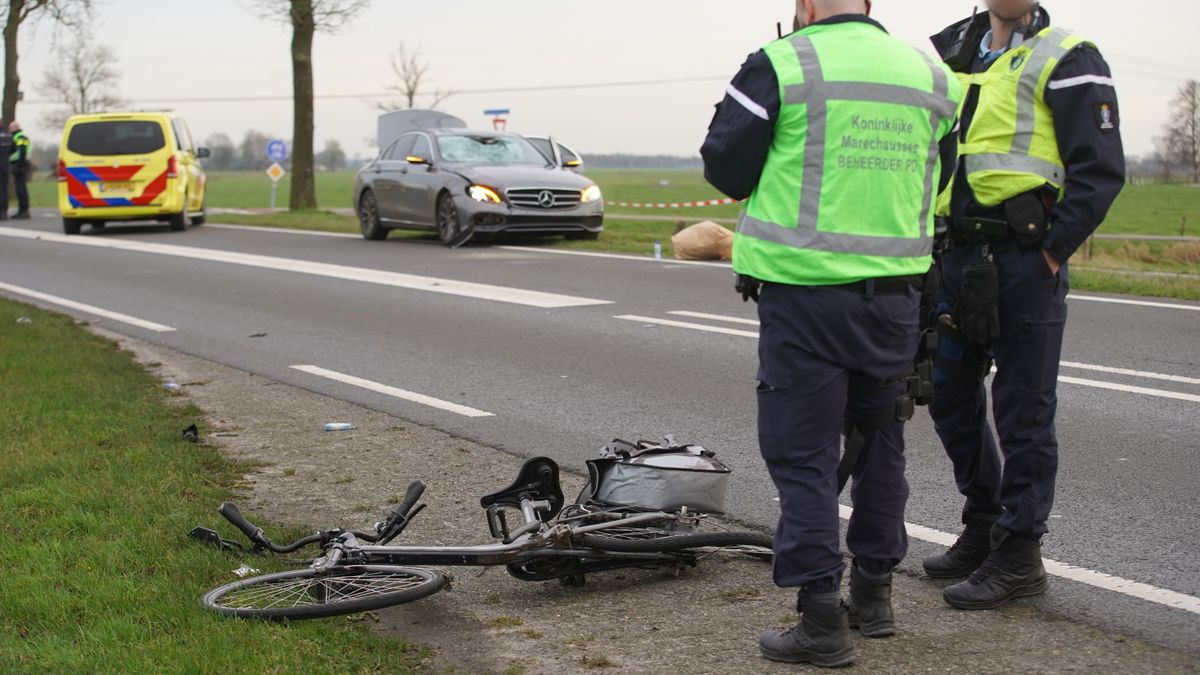 Fietser (67) overleden na aanrijding met dienstauto Koninklijke Marechaussee