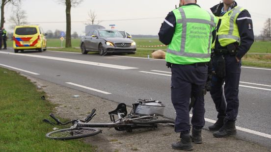 Fietser overleden na aanrijding met dienstauto Koninklijke Marechaussee. Fietser overleden na aanrijding met dienstauto Koninklijke Marechaussee.