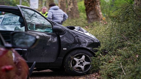 Vrouw rijdt onder invloed met kind tegen boom
