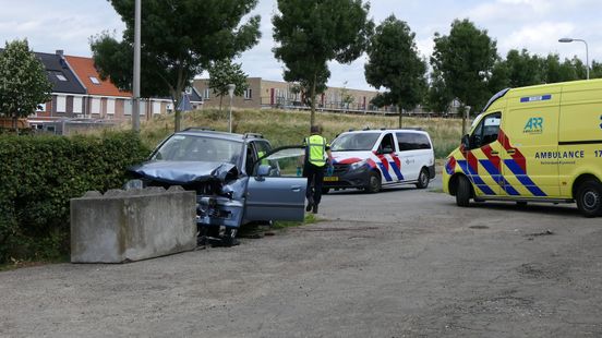 Man verongelukt nadat hij macht over stuur verliest en op betonblok rijdt. Man verongelukt nadat hij macht over stuur verliest en op betonblok rijdt.