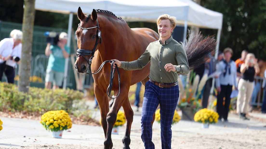 Jordy Wilken en Champ van 't Vhij tijdens de veterinaire keuring.