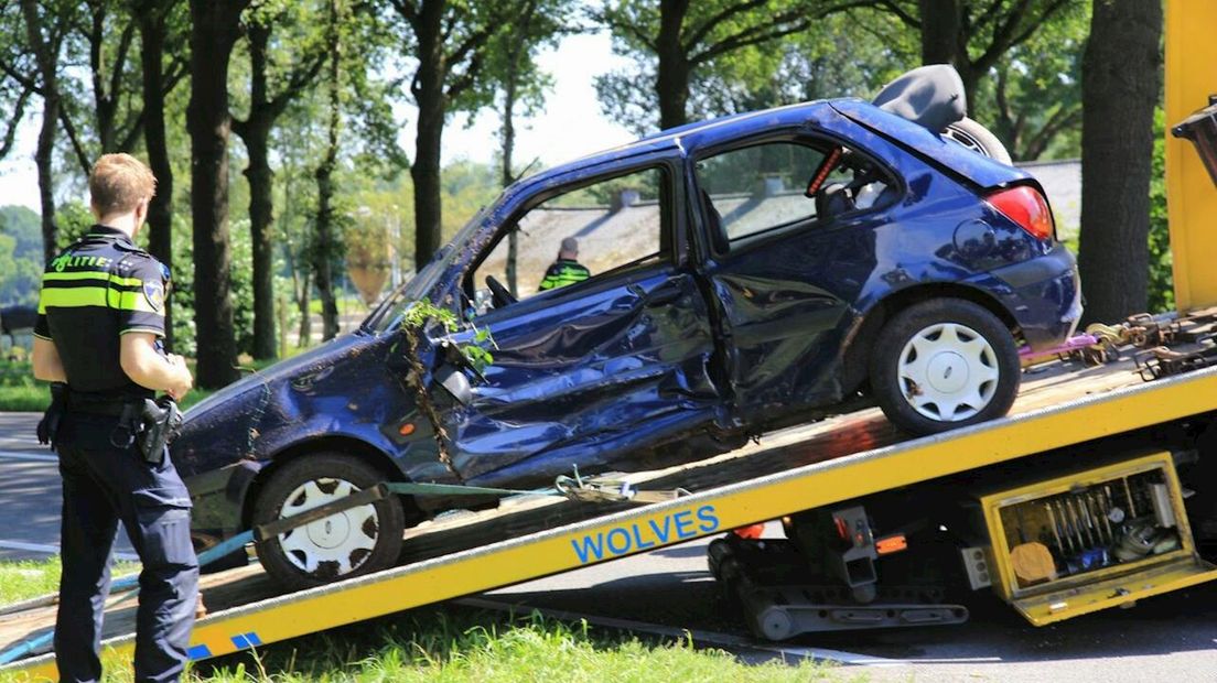 Auto op zijkant in de sloot naast N348