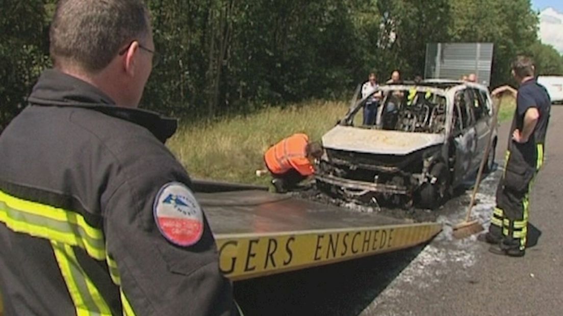 Auto in brand op A35 bij Hengelo-Zuid