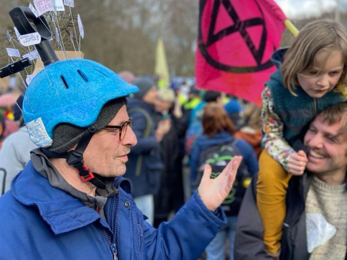 Olivier Scheffer is met een 'helm' naar het protest gekomen