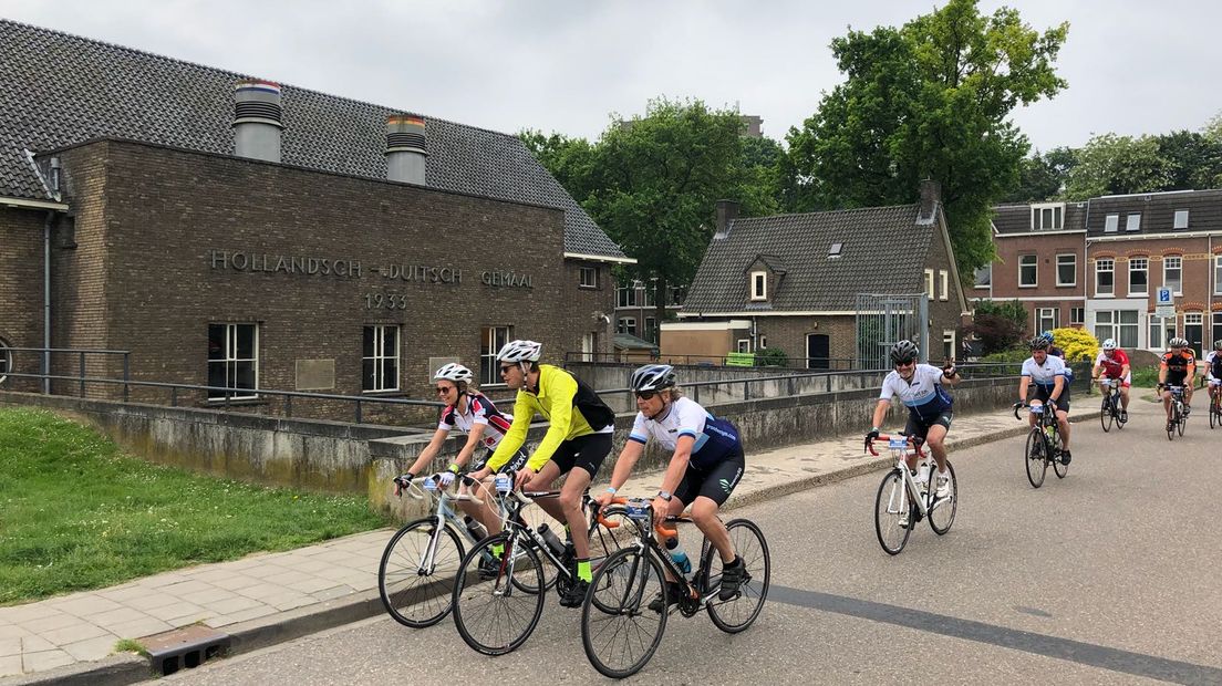 Zo'n 4000 recreatieve wielrenners reden zondag de Ronde van Nijmegen door de stad en het Nijmeegse achterland. Ze deden dat deels in regenachtige omstandigheden.