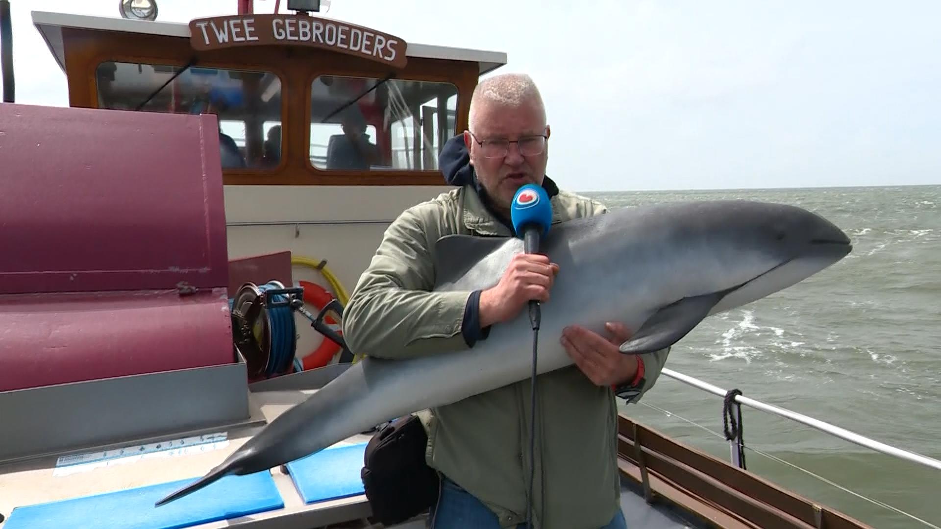 Ferslachjouwer Remco de Vries mei it model fan in brúnfisk