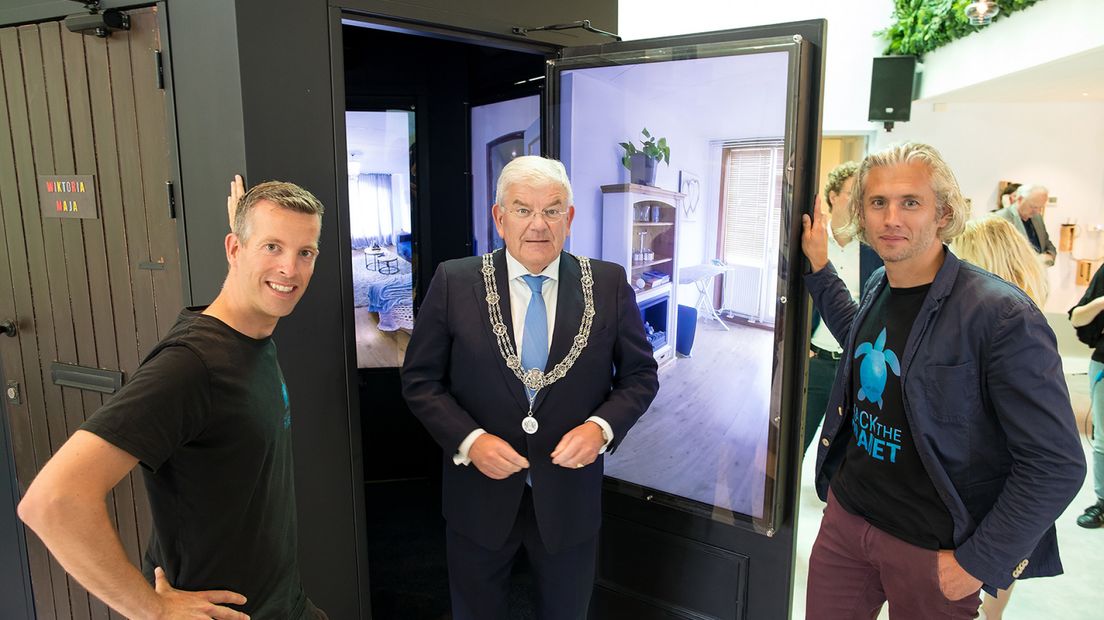 Burgemeester Jan Van Zanen bij de installatie Achter de voordeur van Hack The Planet - Foto Maurice Haak, Q42 (LO-RES)