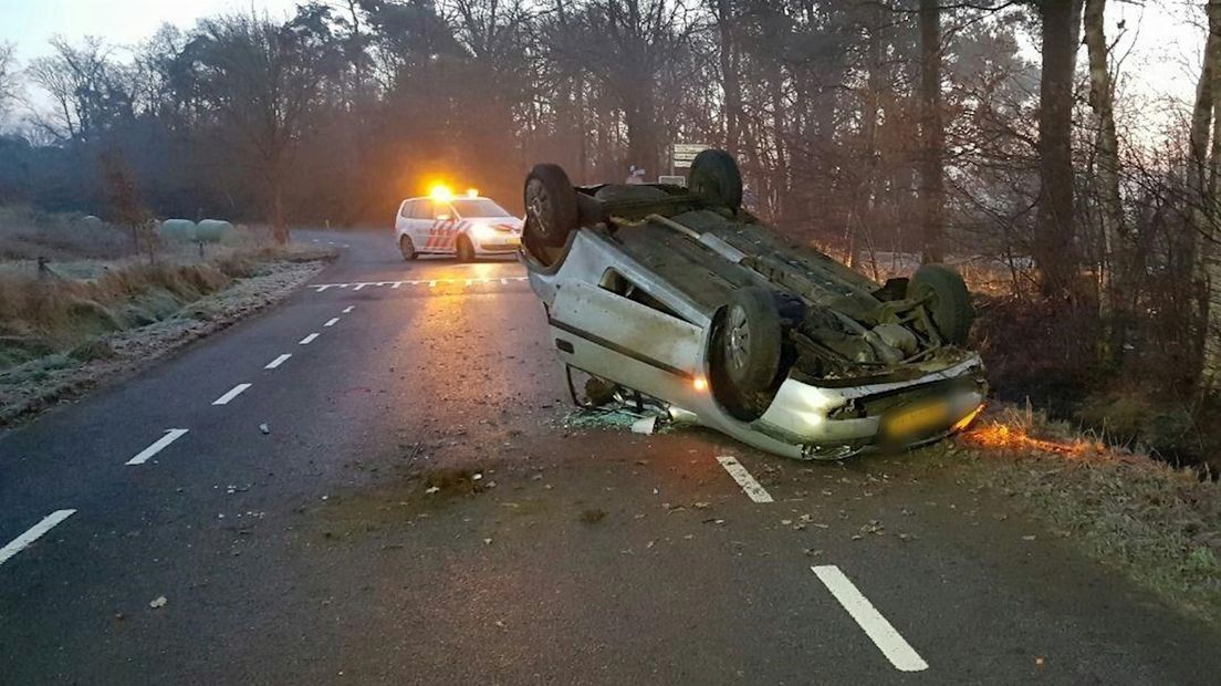 Auto over de kop in Buurse vanwege gladheid