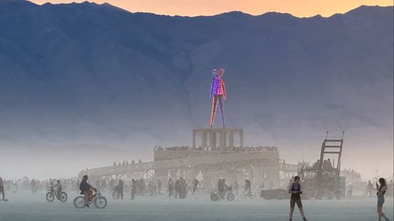 Wie heeft een bed vrij voor gasten van de Burning Man Summit in Nijmegen?
