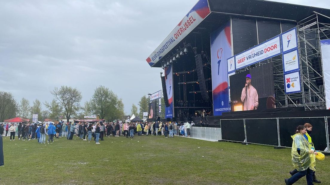 Sef & het El Salvador Ensemble staan op het podium nadat het Bevrijdingsfestival korte tijd werd stilgelegd.