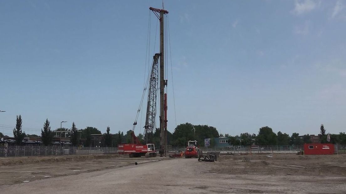 De heipalen op het bouwterrein waar het nieuwe ziekenhuis moet komen worden de grond in geslagen.