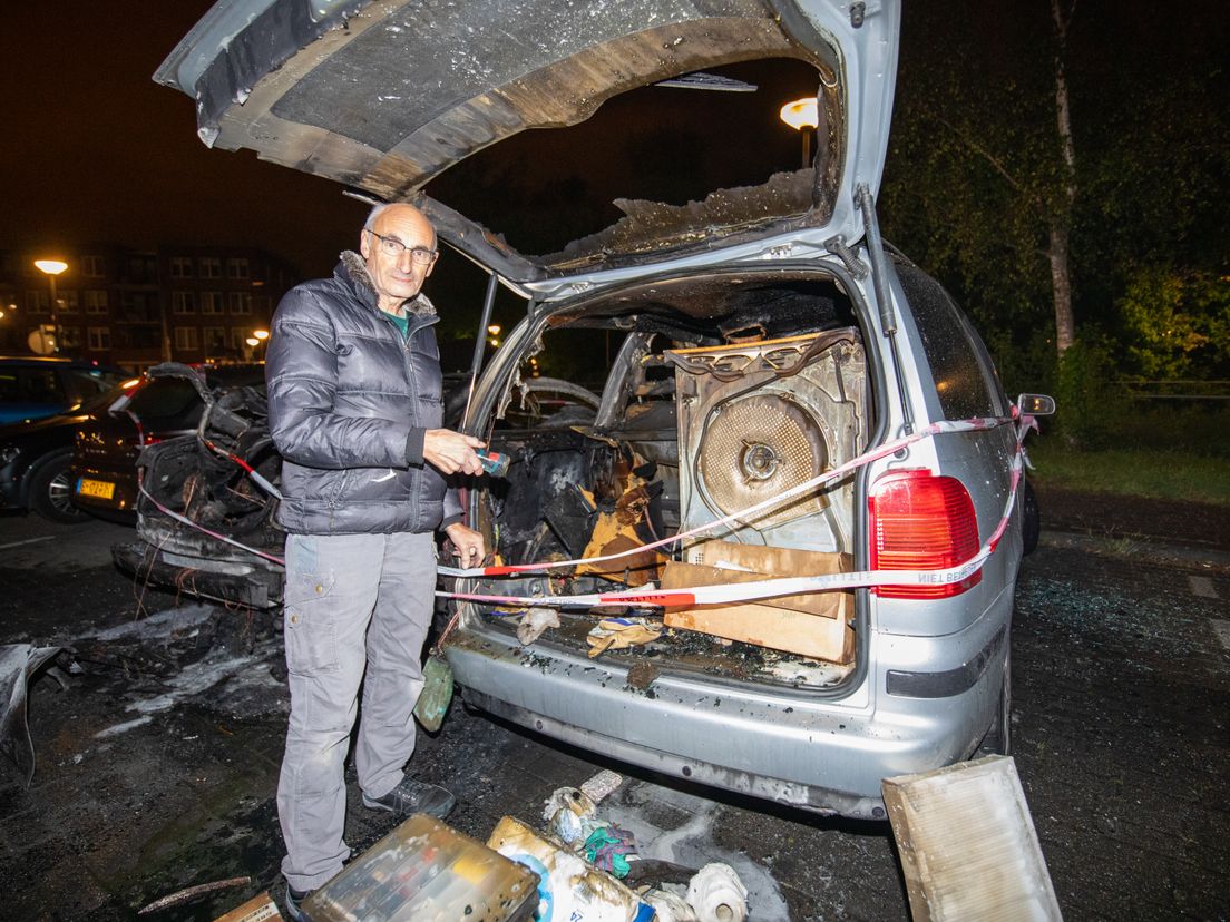 Dick den Boer naast zijn uitgebrande auto (bron: Joey Bremer).