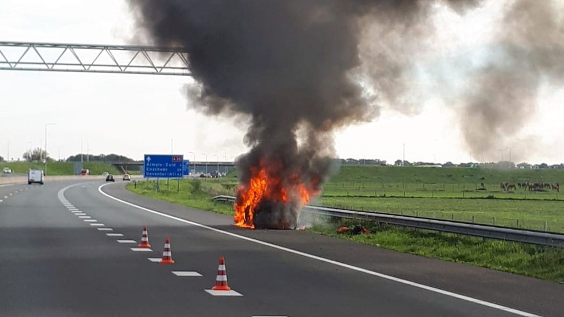 Auto staat in brand