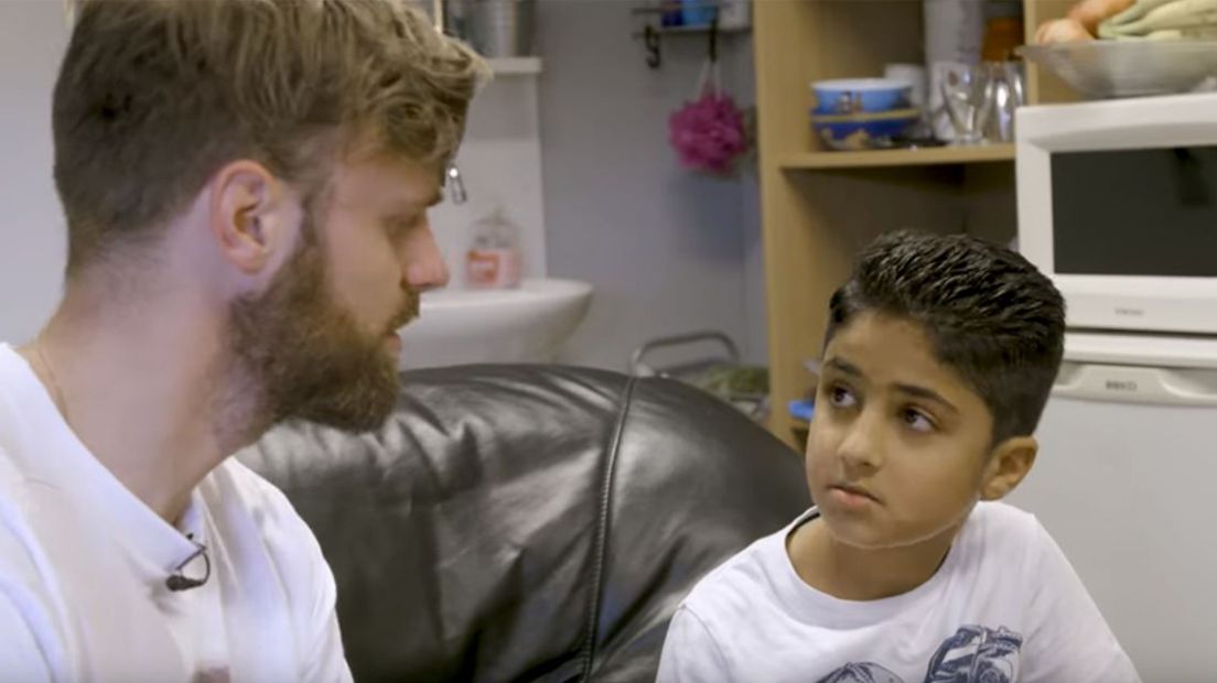 Documentairemaker Tim Hofman in gesprek met de 9-jarige Nemr uit Emmen (Rechten: Terug naar je Eige Land)