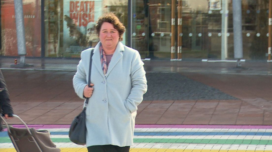 Lilian Janse, fractievoorzitter SGP Vlissingen, steekt over op het gaybrapad aan de Struikomweg.