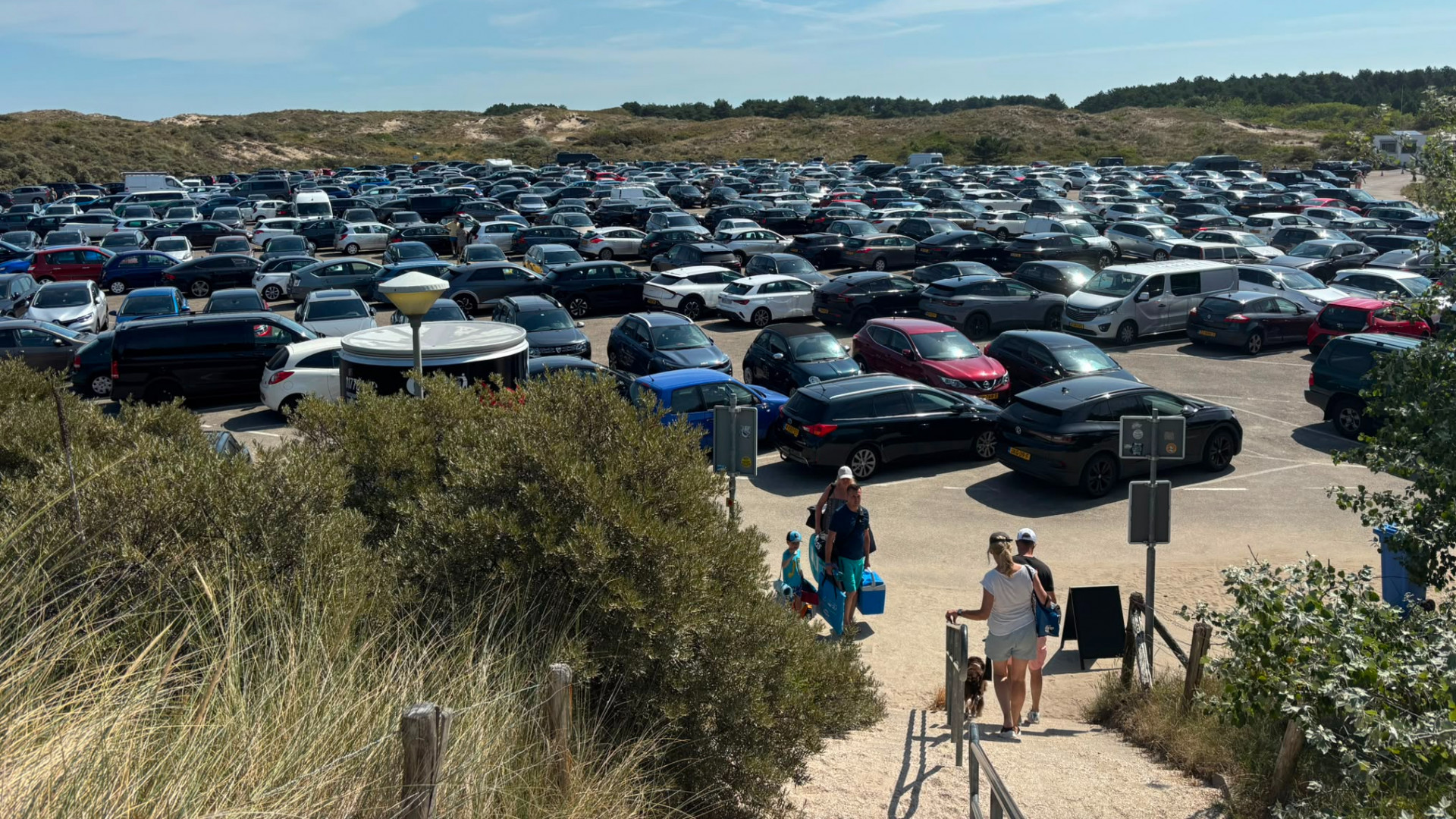 Zomerblog | Oproep vanwege drukte: parkeer auto en neem bus - Nieuwe waterbaan voor kids op strand