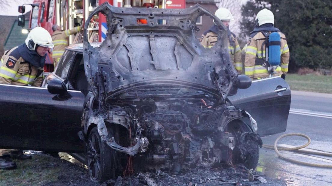 Auto vliegt tijdens het rijden spontaan in brand bij Zwartsluis, bestuurder gearresteerd