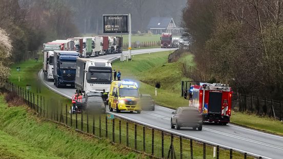 Files van Enschede naar grens vanwege afsluiting N35 na ongeluk. Files van Enschede naar grens vanwege afsluiting N35 na ongeluk.