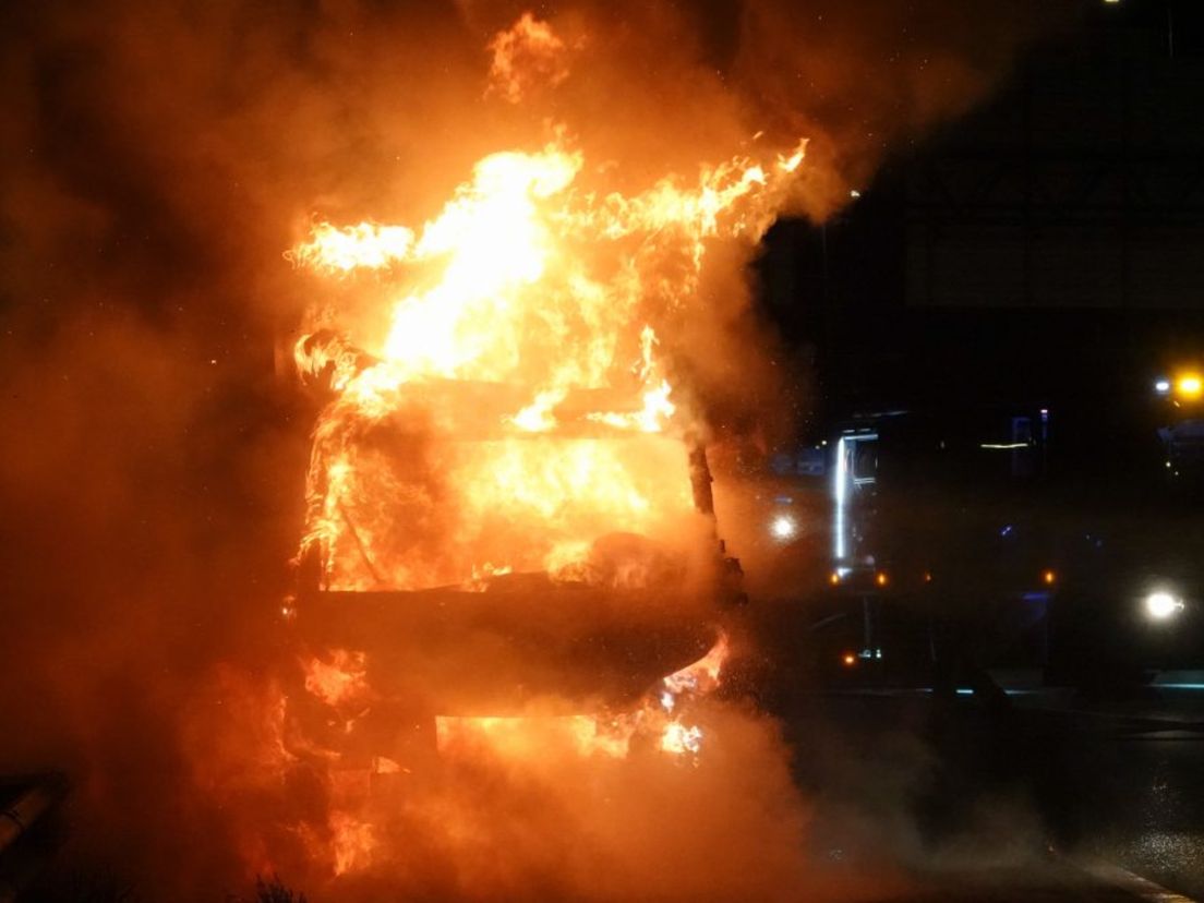Metershoge vlammen sloegen uit de bakwagen.