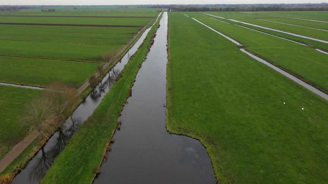 Gijs Kentie moet een strook land inleveren om de hele sloot even breed te maken.