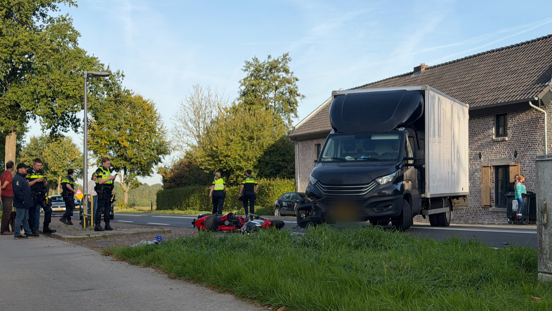 Motorrijder gewond bij botsing met kleine vrachtwagen bij Cadier en Keer