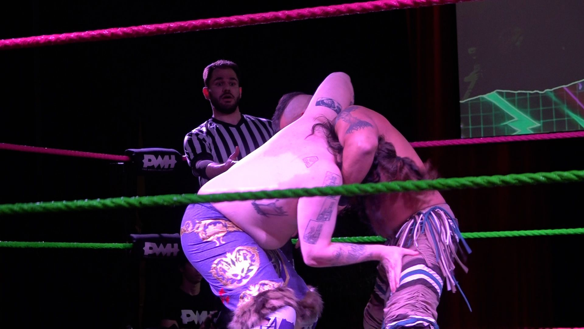 Grote sterke mensen 'vechten' in de kerk