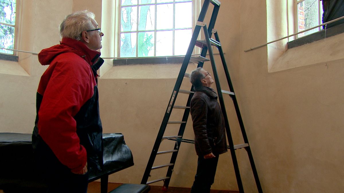 Wie heeft de raampjes van de kerk in Groede gesloopt?
