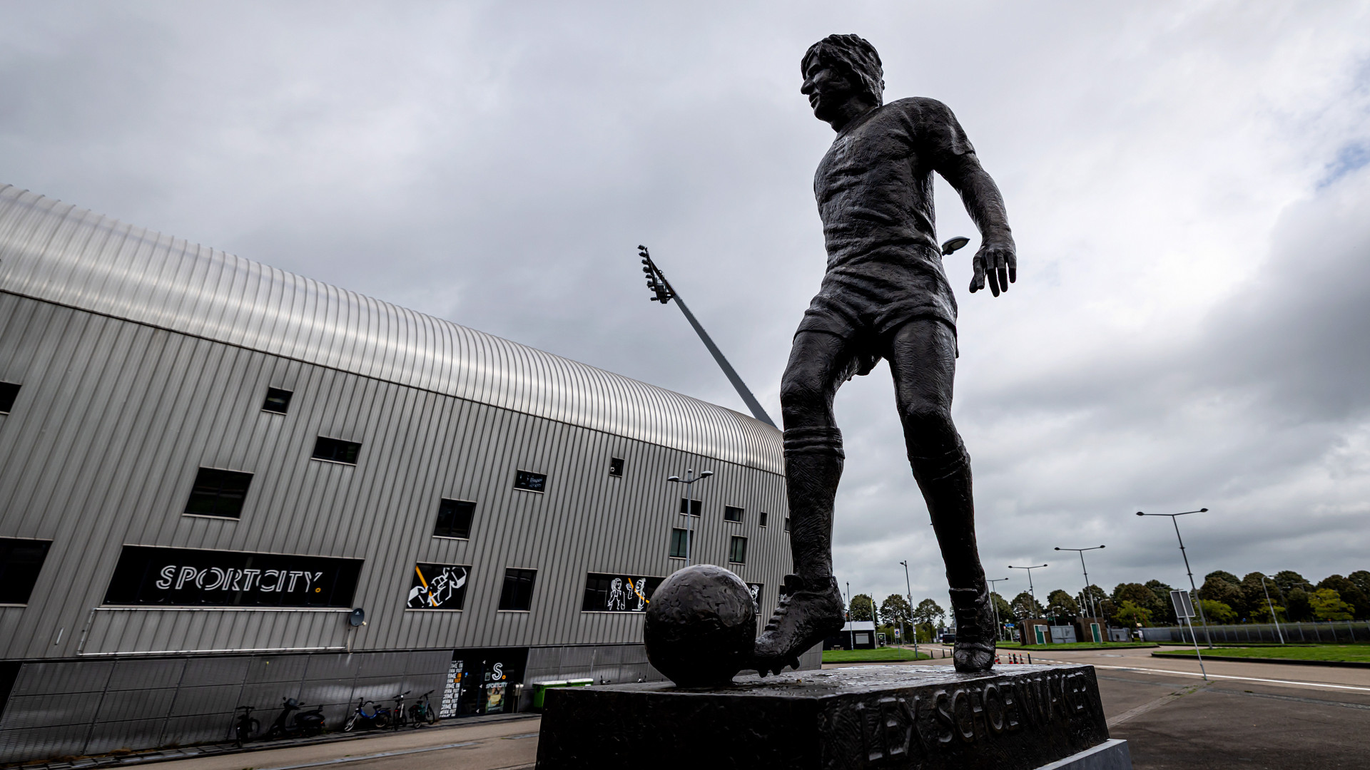 Lex Schoenmaker onthult eigen standbeeld voor het stadion - Soccratesimages