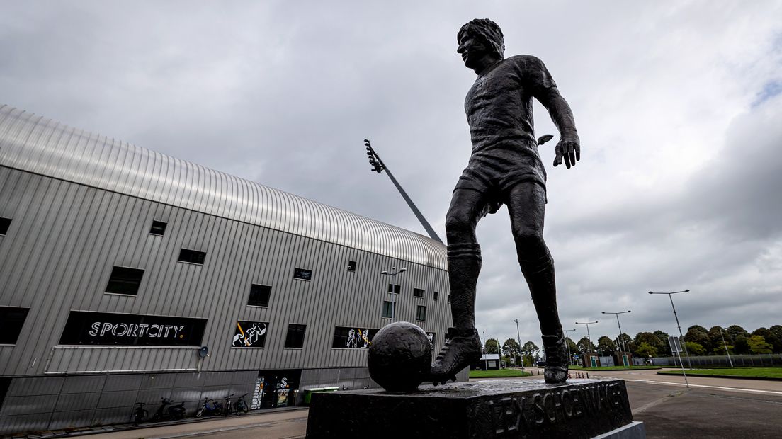 Lex Schoenmaker onthult eigen standbeeld voor het stadion - Soccratesimages