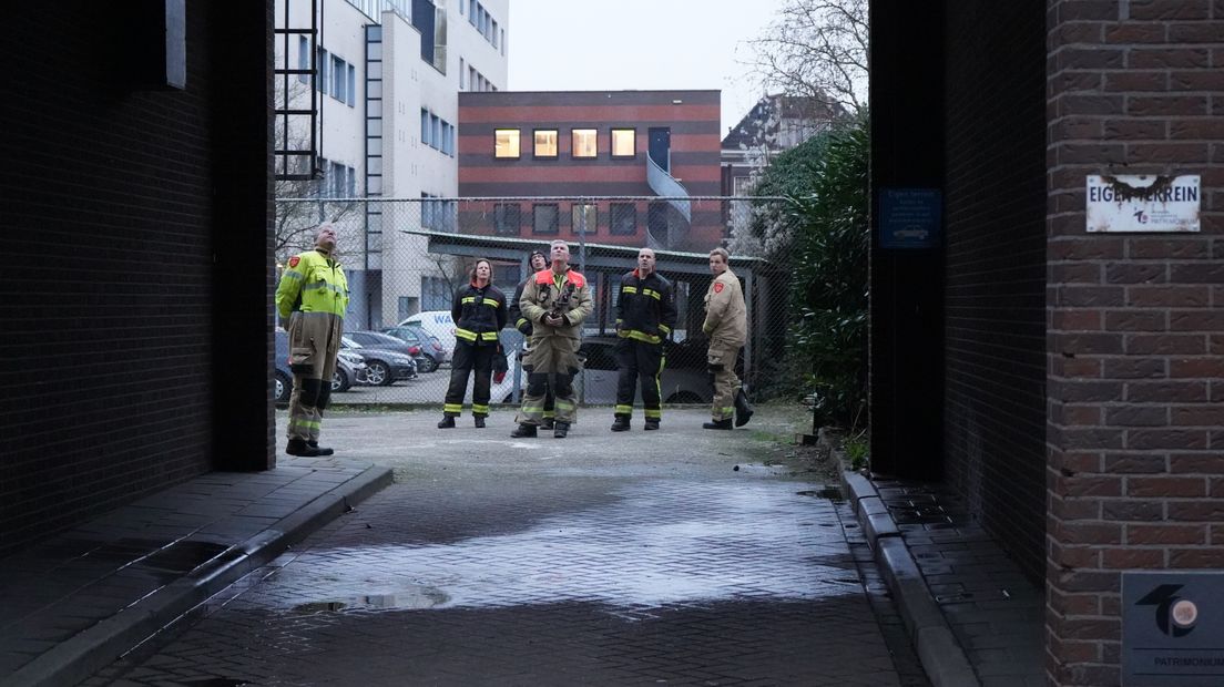 De brandweer onderzoekt waar de lekkage vandaan komt