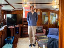 Ton (1.93m) woont op een historisch binnenvaartschip, maar moet gebukt door het leven