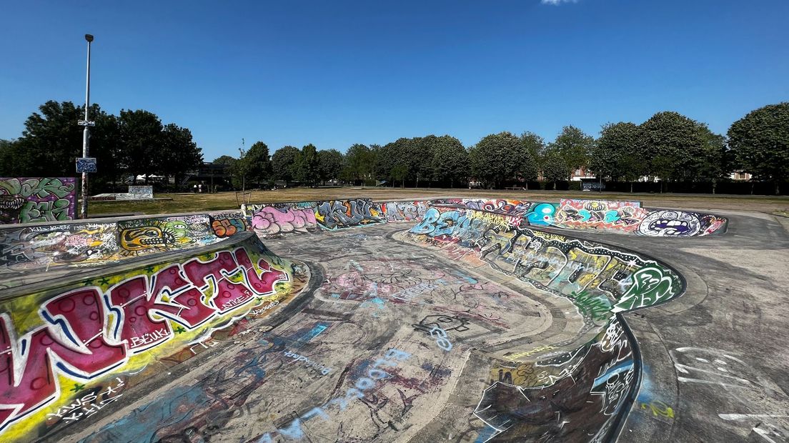 De skatebaan in het Griftpark wordt, in verband met de felle zon, vakkundig vermeden