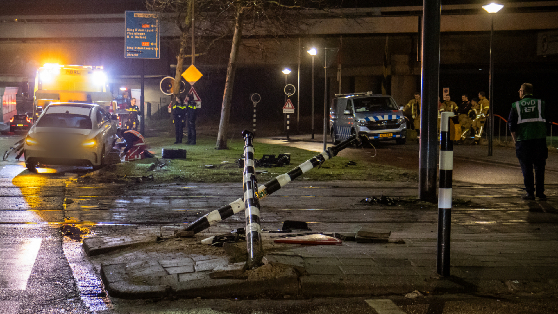 Ook de verkeerslichten zijn zwaar beschadigd na de aanrijding.