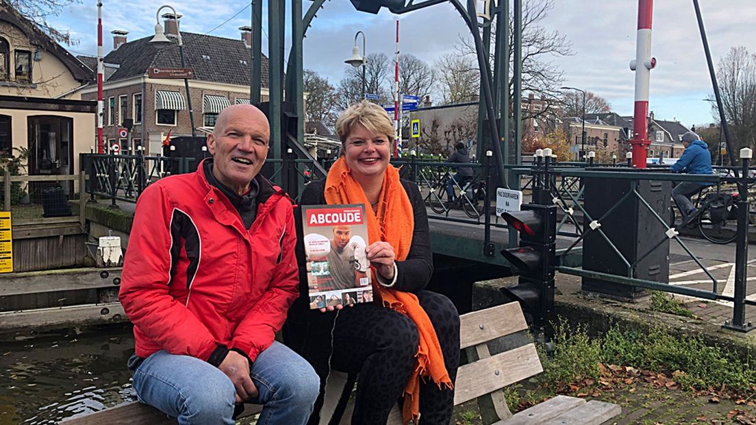 Jeroen Dirks en Nienke Meek met het nieuwe magazine.