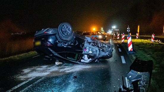 Auto op zn kop na frontale botsing | Derde keer explosie bij een waterpijpwinkel. Auto op zn kop na frontale botsing | Derde keer explosie bij een waterpijpwinkel.