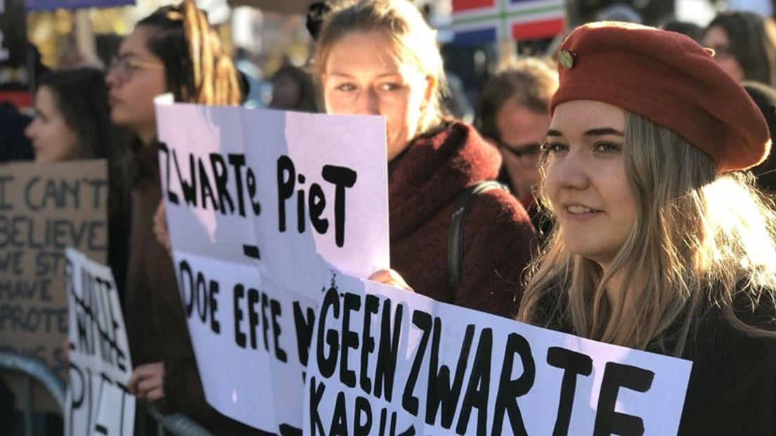 Tegenstanders van Zwarte Piet tijdens de intocht van Sinterklaas in 2018