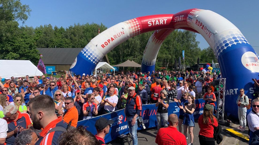 De start van de Roparun op Vliegveld Twenthe