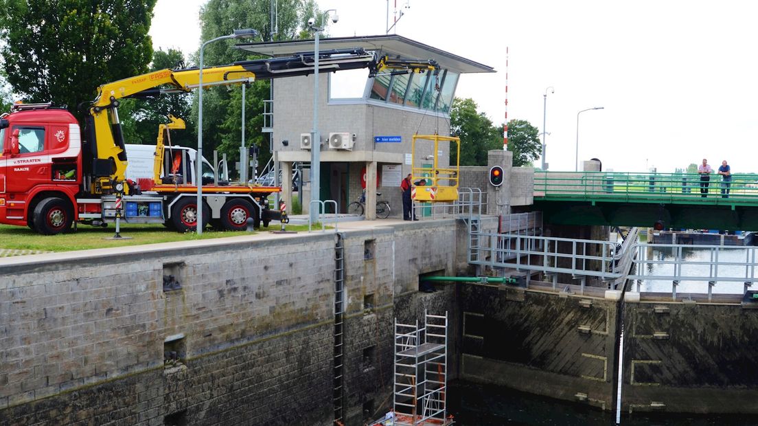 Schepen liggen voor de Prins Bernhardsluis in Deventer