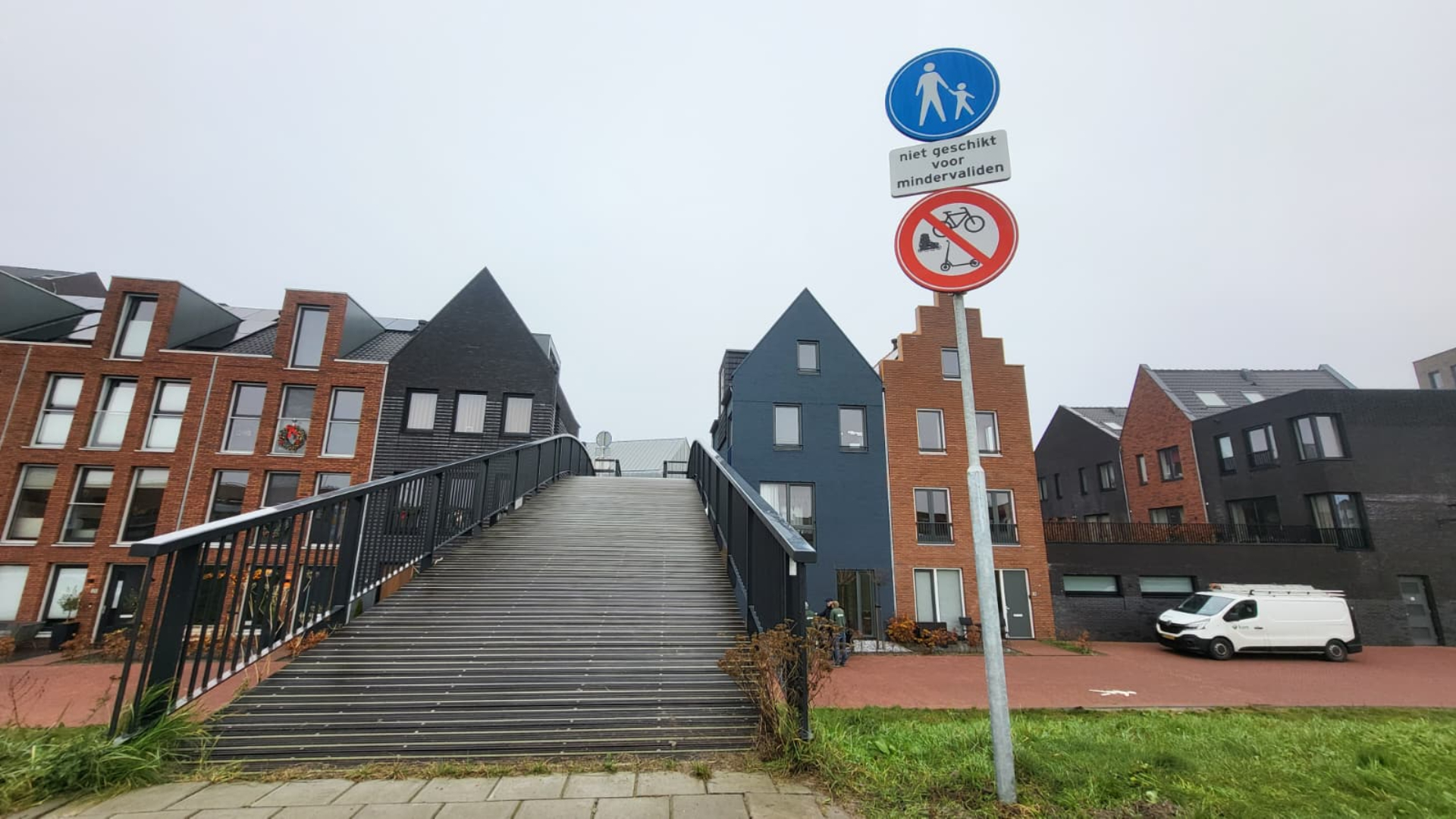 De brug is af, maar niet geschikt voor mindervaliden.