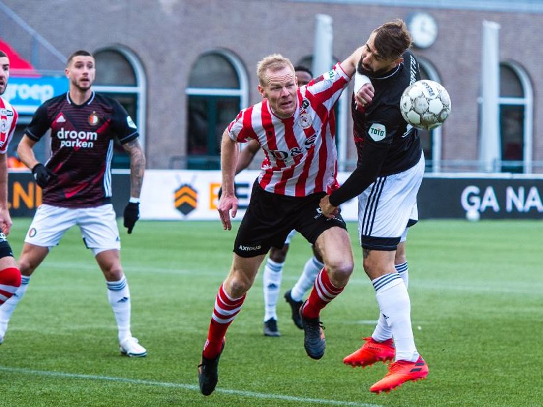 Sparta-verdediger Tom Beugelsdijk en Feyenoord-spits Lucas Pratto duelleren om de bal. (VK Sportphoto - Yannick Verhoeven)