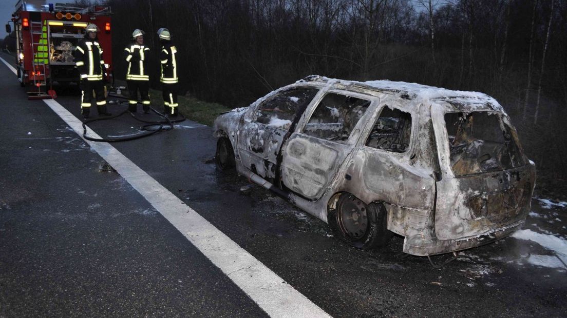 De auto brandde volledig uit (Rechten: Hermann Lindewehr)