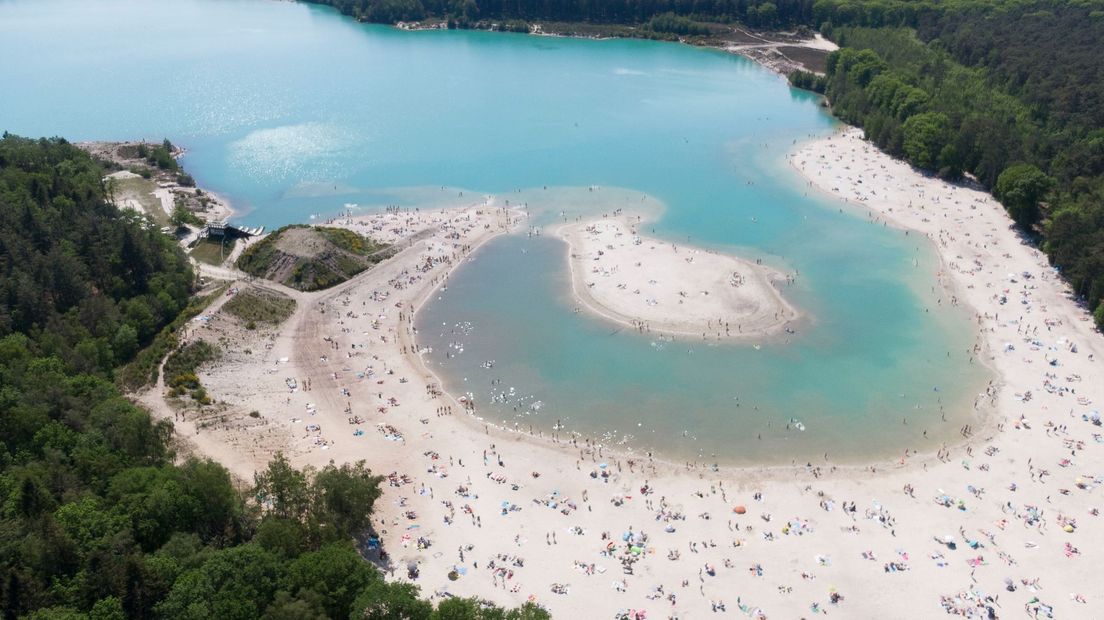 Vanuit de lucht is goed te zien hoe druk het vanmiddag bij de plas bij Gasselte was