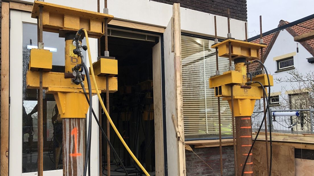 Twee van de 26 hydraulische vijzels, waarmee het huis met een soort dienblad opgetild wordt