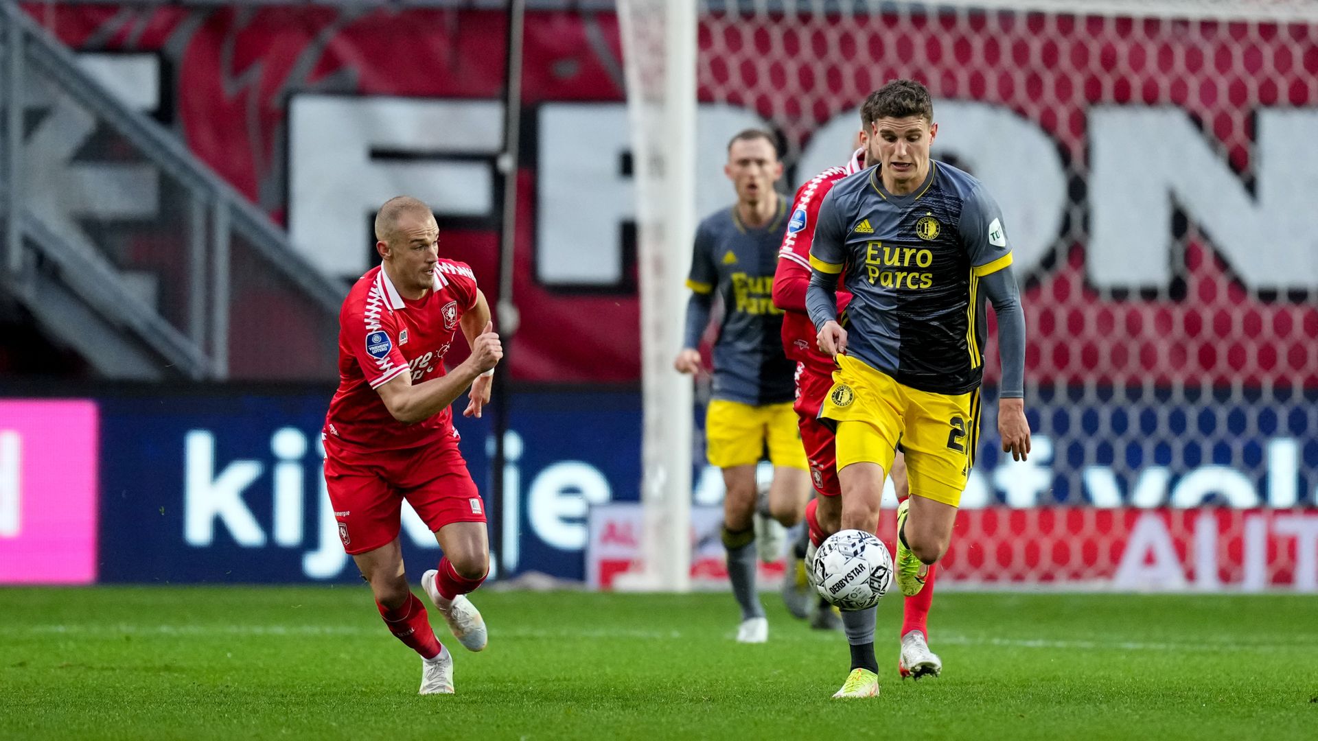 Guus Til aan de bal tegen FC Twente