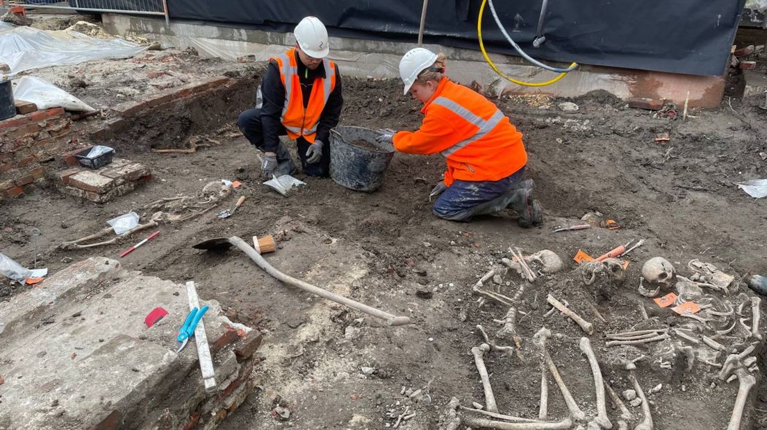 Archeologen zijn druk bezig met de opgravingen