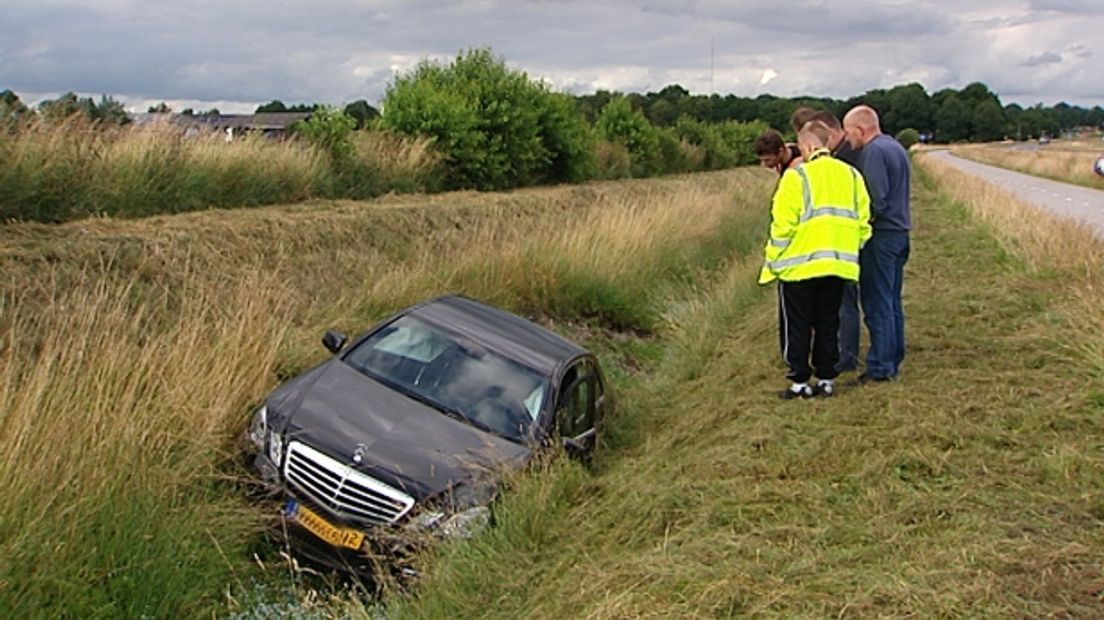 Auto in sloot bij Westdorp