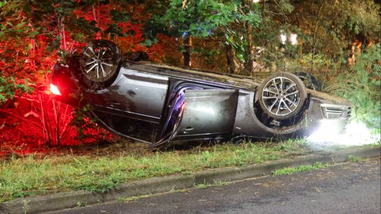 Auto slaat over de kop en belandt in berm Home
