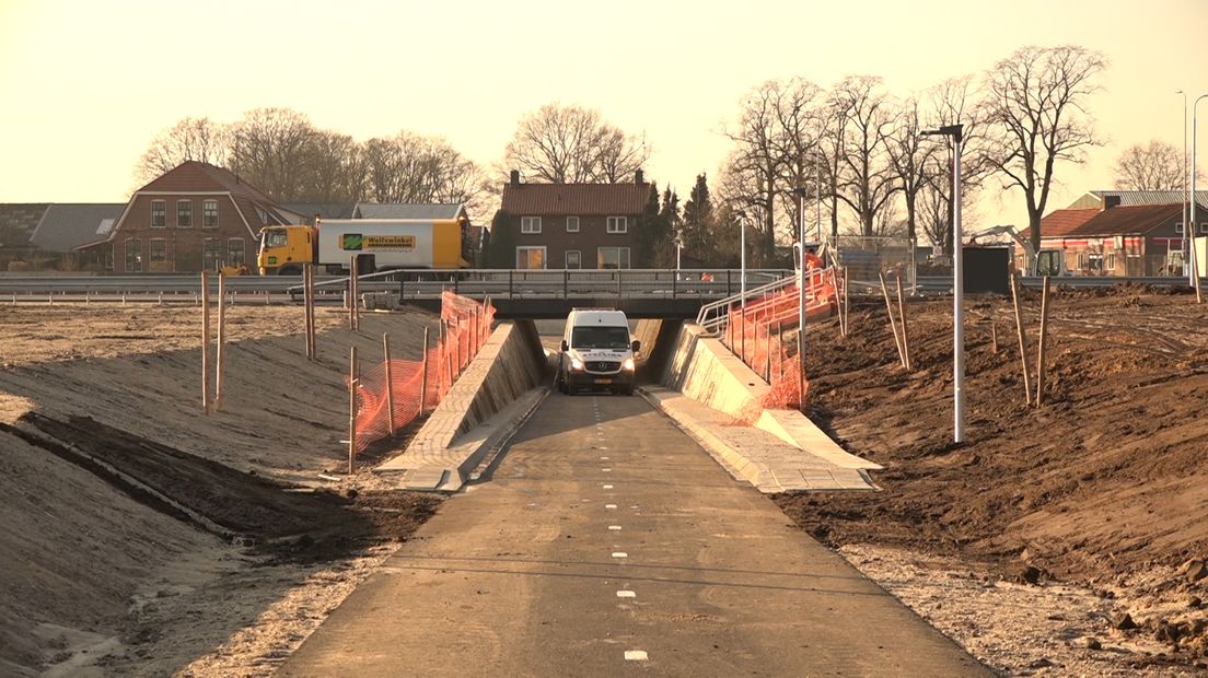 Automobilisten kunnen vanaf vrijdag 16.00 uur over het eerste grote viaduct van de nieuwe N18 rijden. Het gaat om de verkeersbrug bij bedrijventerrein de Laarberg bij Groenlo. Ook gaat de fietstunnel bij Hupsel open.