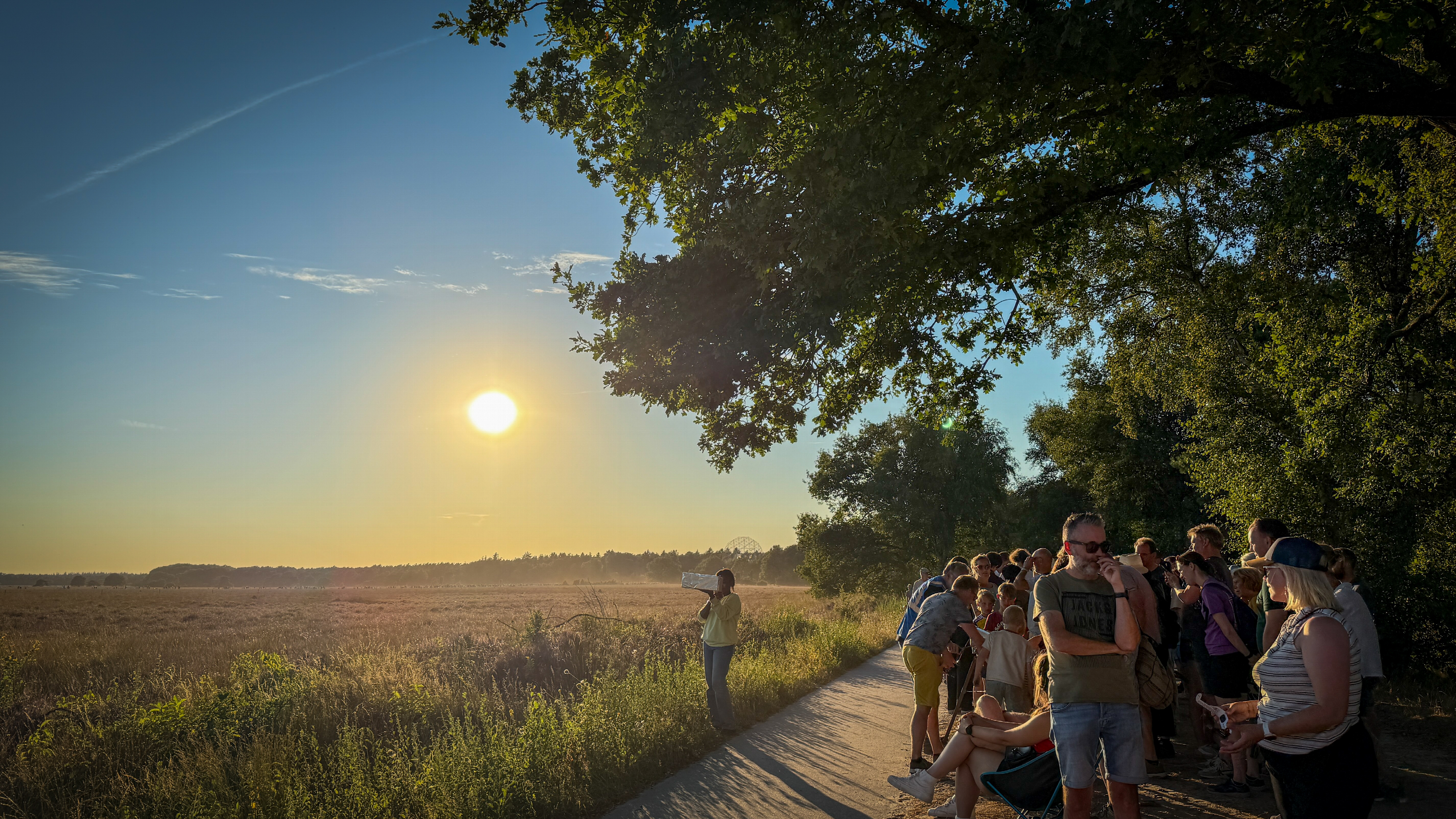 Duizenden bij spontane zonsverduistering: geen vergunning, wel politiek staartje