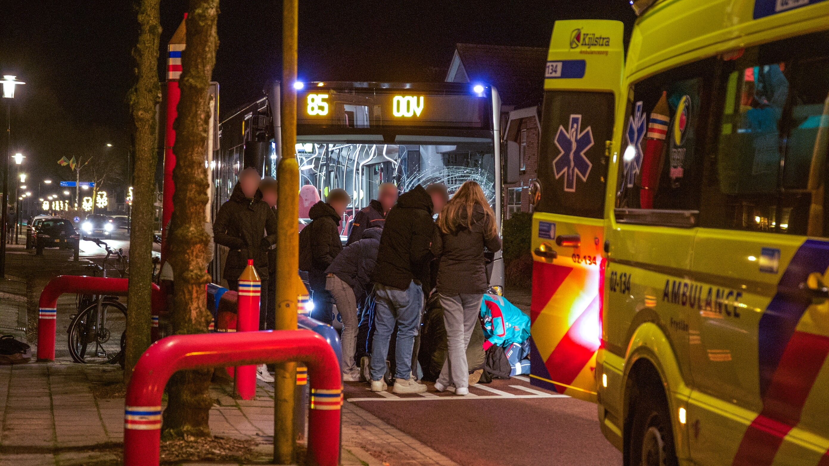 Omstanners en helpferlieners by de bus